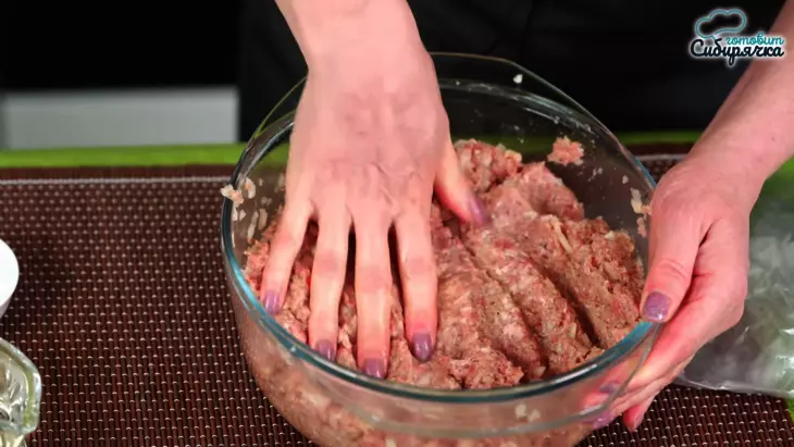 Мясные котлеты с репчатым луком и специями на сковороде: шаг 5