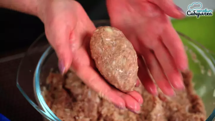 Мясные котлеты с репчатым луком и специями на сковороде: шаг 6