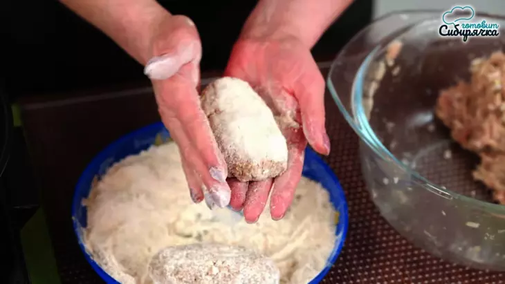 Мясные котлеты с репчатым луком и специями на сковороде: шаг 7