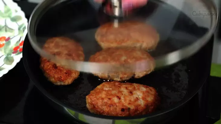 Мясные котлеты с репчатым луком и специями на сковороде: шаг 8