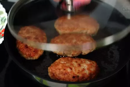 Мясные котлеты с репчатым луком и специями на сковороде: шаг 8