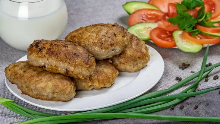 Мясные котлеты с репчатым луком и специями на сковороде: шаг 9