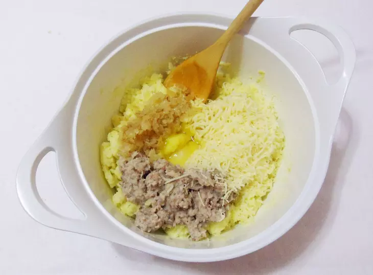 Рыбные котлеты из сельди со свекольным соусом #блюдосизюминкой: шаг 4