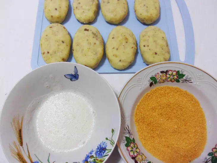 Рыбные котлеты из сельди со свекольным соусом #блюдосизюминкой: шаг 6