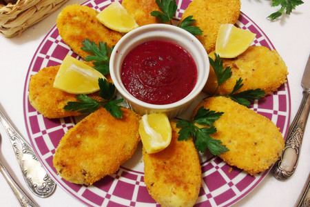 Рыбные котлеты из сельди со свекольным соусом #блюдосизюминкой: шаг 11