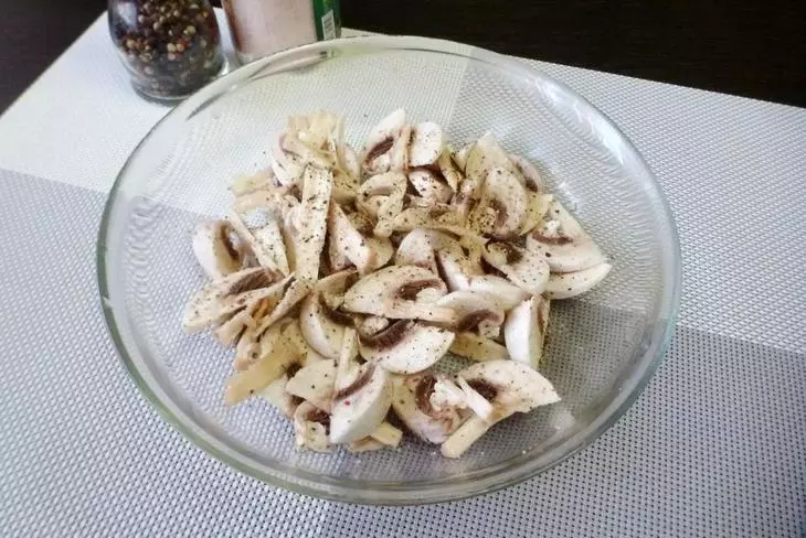 Салат со свежими шампиньонами, помидорами и кедровыми орешками #блюдосизюминкой: шаг 1