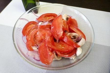 Салат со свежими шампиньонами, помидорами и кедровыми орешками #блюдосизюминкой: шаг 3