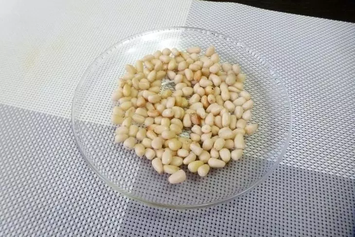 Салат со свежими шампиньонами, помидорами и кедровыми орешками #блюдосизюминкой: шаг 4