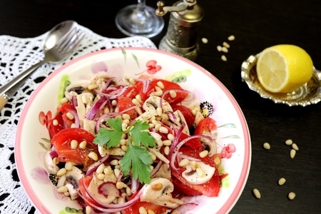 Салат со свежими шампиньонами, помидорами и кедровыми орешками #блюдосизюминкой: шаг 5