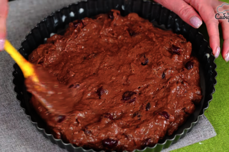 Вишнёвый пирог из шоколадного теста в духовке: шаг 7