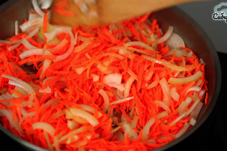 Обжаренный минтай под овощной шубой на сковороде: шаг 2