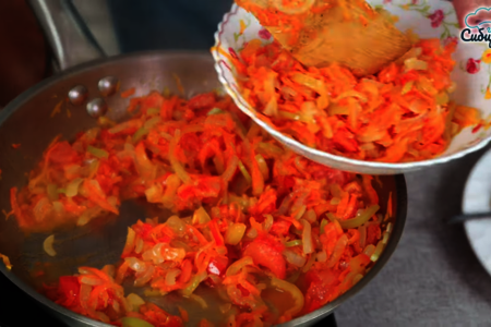 Обжаренный минтай под овощной шубой на сковороде: шаг 5