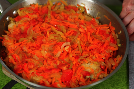 Обжаренный минтай под овощной шубой на сковороде: шаг 8