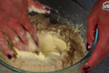 Сладкие пирожки с вишней из дрожжевого теста на кефире: шаг 3