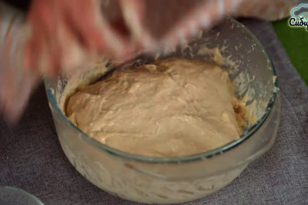 Сладкие пирожки с вишней из дрожжевого теста на кефире: шаг 4