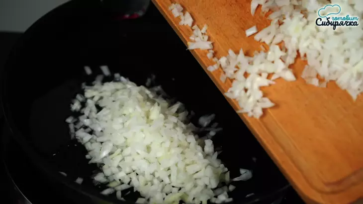 Летний салат из капусты и моркови с варёной колбасой: шаг 1