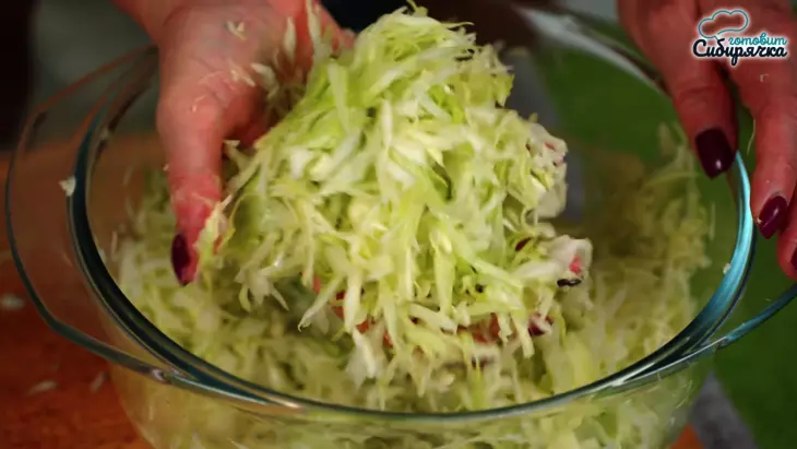 Летний салат из капусты и моркови с варёной колбасой: шаг 2