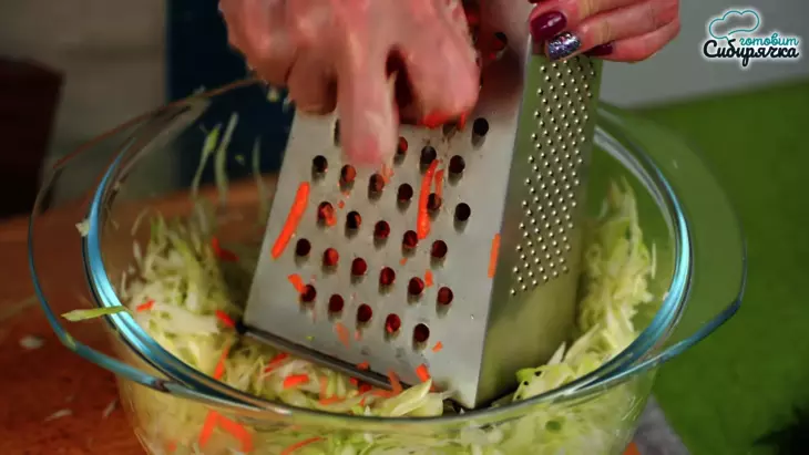 Летний салат из капусты и моркови с варёной колбасой: шаг 3