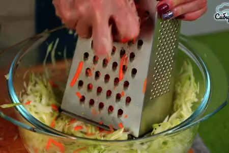 Летний салат из капусты и моркови с варёной колбасой: шаг 3