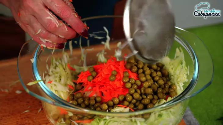 Летний салат из капусты и моркови с варёной колбасой: шаг 4