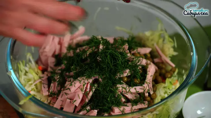 Летний салат из капусты и моркови с варёной колбасой: шаг 6
