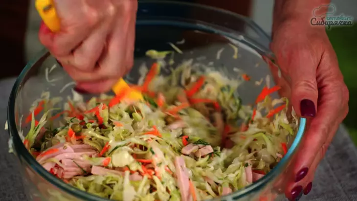 Летний салат из капусты и моркови с варёной колбасой: шаг 8