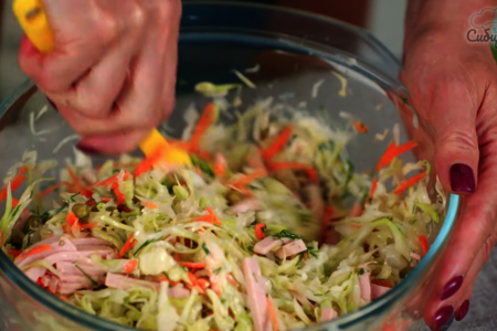 Летний салат из капусты и моркови с варёной колбасой: шаг 8