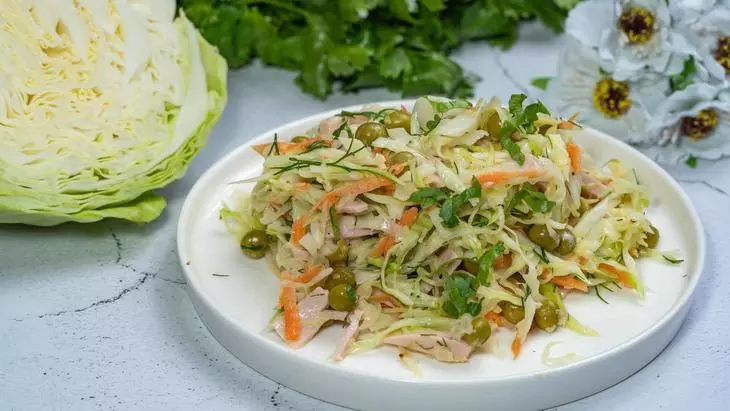 Летний салат из капусты и моркови с варёной колбасой: шаг 9