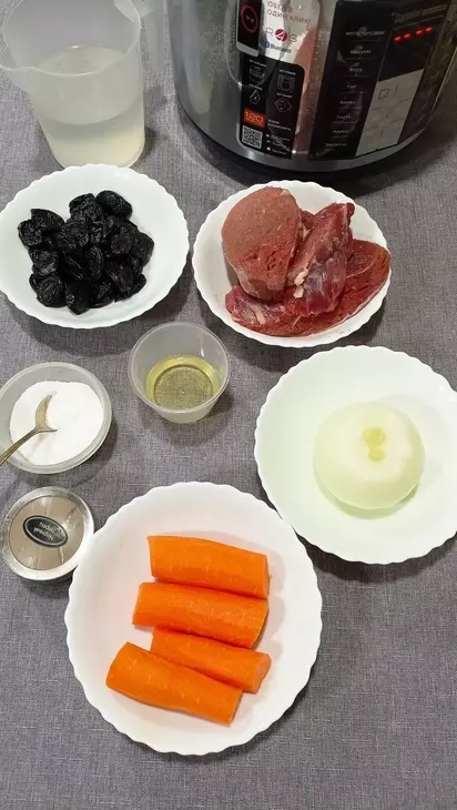 Говядина с черносливом и овощами (в мультиварке): шаг 1