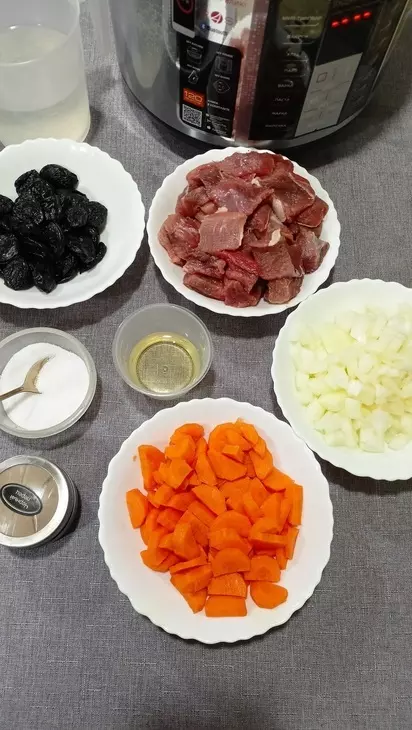 Говядина с черносливом и овощами (в мультиварке): шаг 2