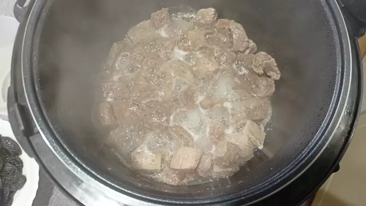 Говядина с черносливом и овощами (в мультиварке): шаг 3