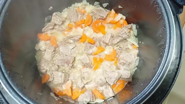 Говядина с черносливом и овощами (в мультиварке): шаг 4