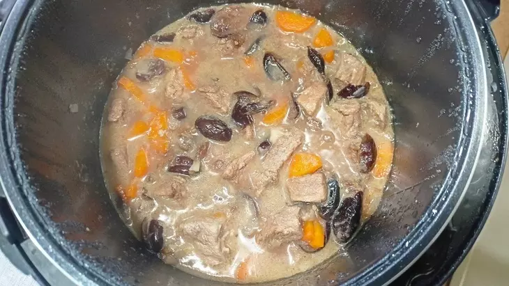 Говядина с черносливом и овощами (в мультиварке): шаг 5