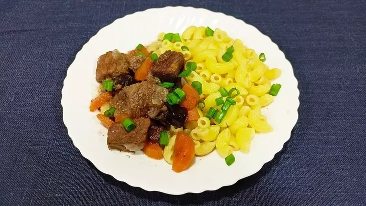 Говядина с черносливом и овощами (в мультиварке): шаг 6
