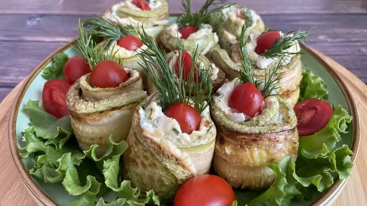 Рулетики из кабачков с сыром, черри и чесноком: шаг 1