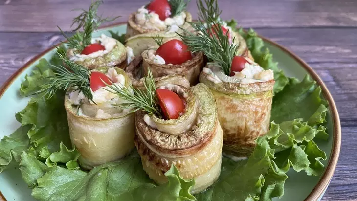 Рулетики из кабачков с сыром, черри и чесноком: шаг 2