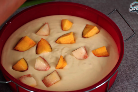 Сладкий пирог с персиками из теста на кефире: шаг 6