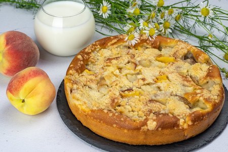Сладкий пирог с персиками из теста на кефире: шаг 9