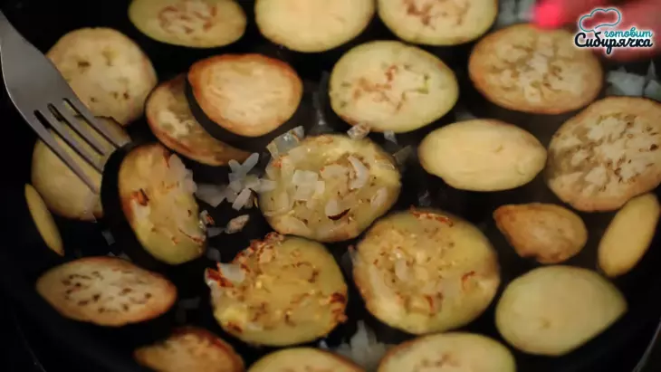 Кабачковые рулетики с ароматной овощной смесью и сыром: шаг 3
