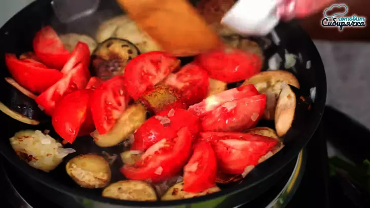 Кабачковые рулетики с ароматной овощной смесью и сыром: шаг 4