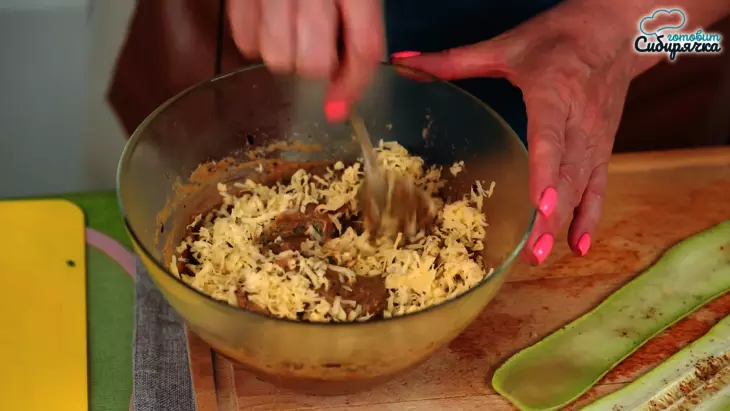 Кабачковые рулетики с ароматной овощной смесью и сыром: шаг 6
