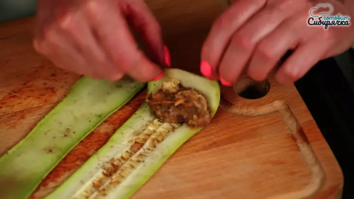 Кабачковые рулетики с ароматной овощной смесью и сыром: шаг 7