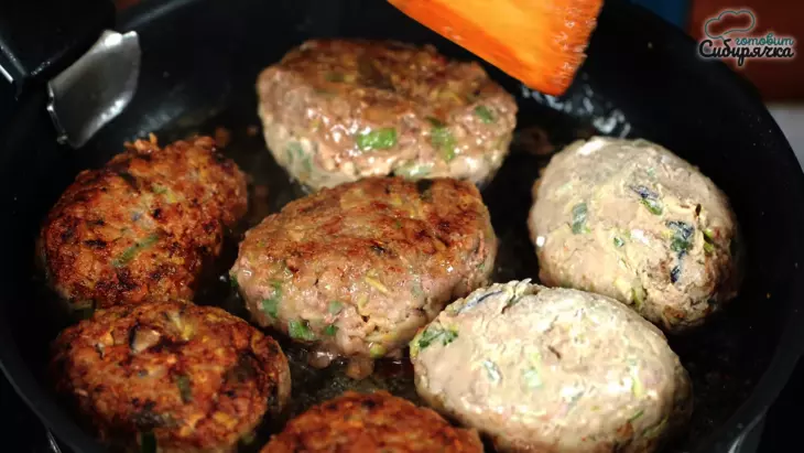 Котлеты из смешанного мясного фарша с баклажанами по-турецки: шаг 7