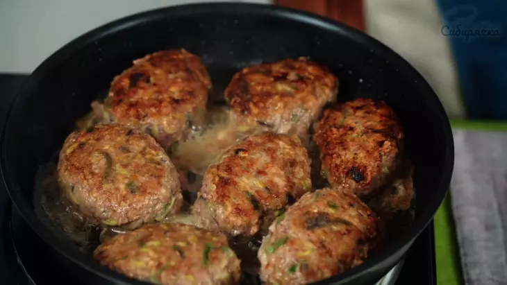 Котлеты из смешанного мясного фарша с баклажанами по-турецки: шаг 8