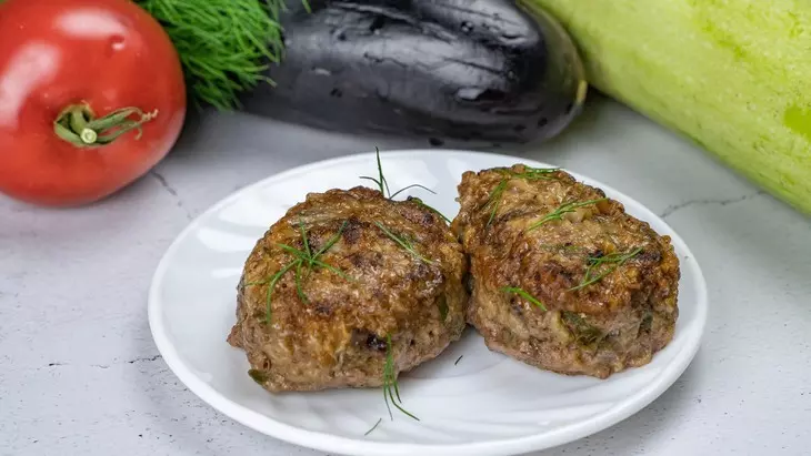 Котлеты из смешанного мясного фарша с баклажанами по-турецки: шаг 9