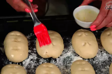 Сдобные пирожки с рыбно-рисовой начинкой в духовке: шаг 7
