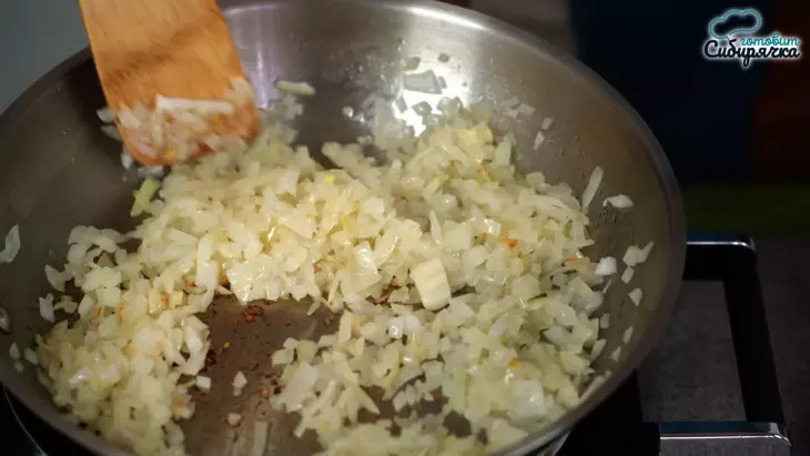 Котлеты из смешанного мясного фарша с овощами на сковороде: шаг 1