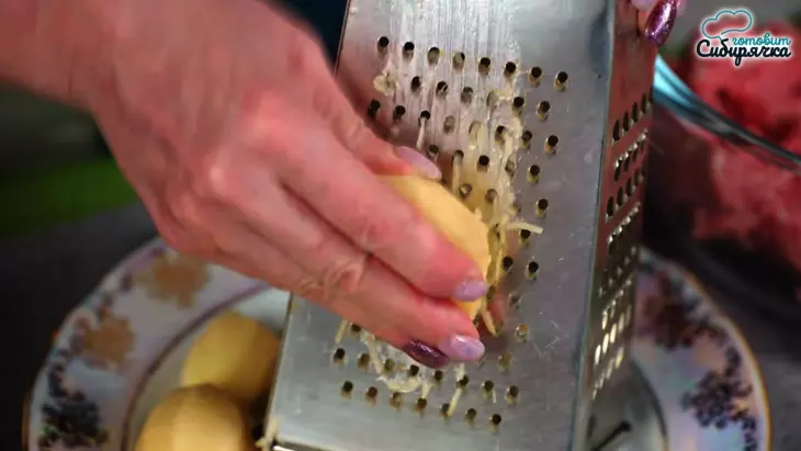 Котлеты из смешанного мясного фарша с овощами на сковороде: шаг 2