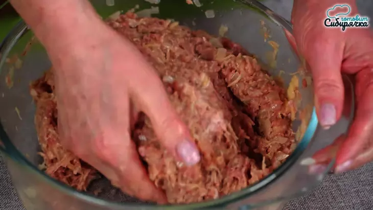 Котлеты из смешанного мясного фарша с овощами на сковороде: шаг 5