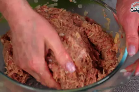 Котлеты из смешанного мясного фарша с овощами на сковороде: шаг 5
